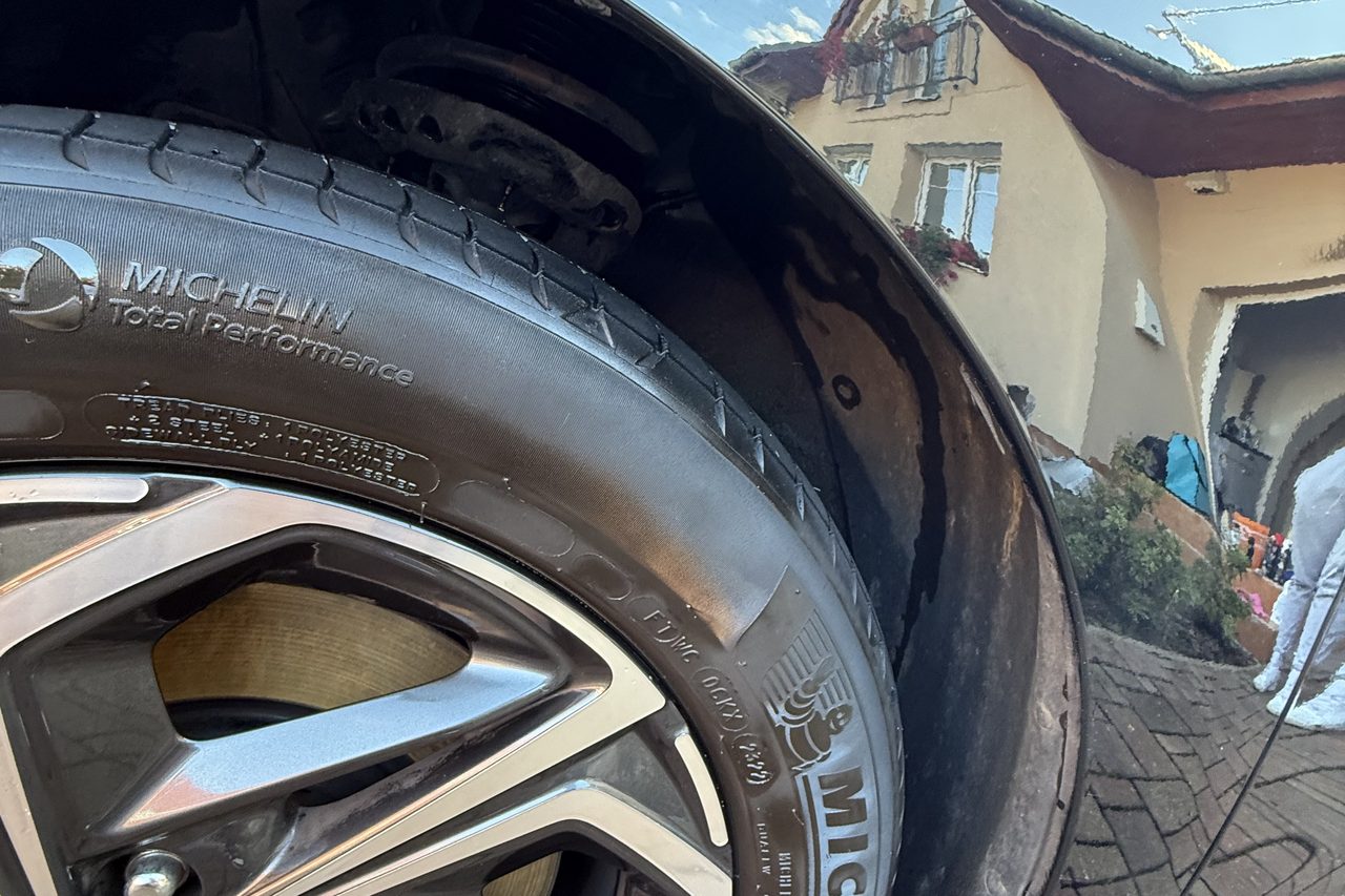 Kolo po detailingu: čistá pneumatika a naleštěný disk