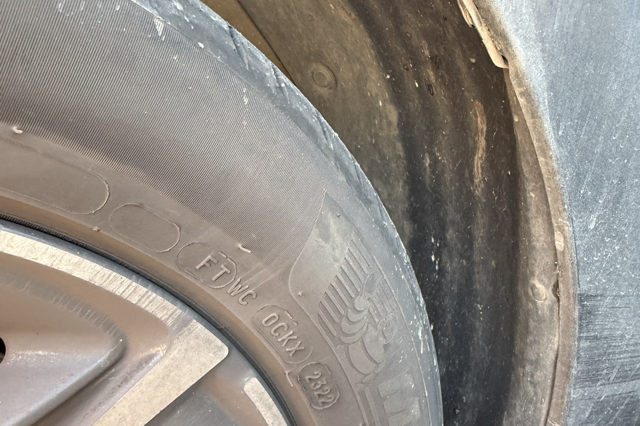 Kolo před detailingem: zaprášená pneumatika a disk