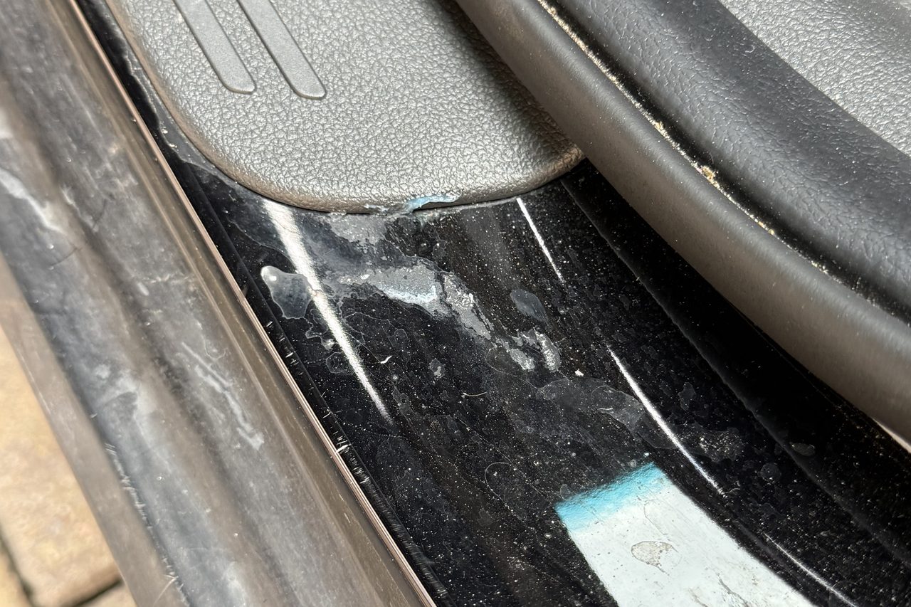 Práh dveří před detailingem: nečistoty a šmouhy