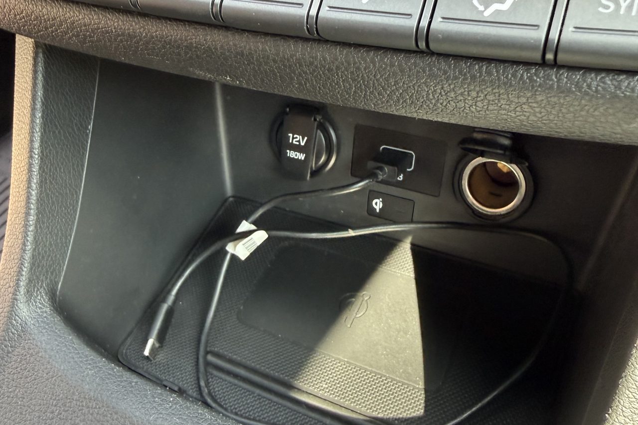 Zásuvky a středový panel po vyčištění
