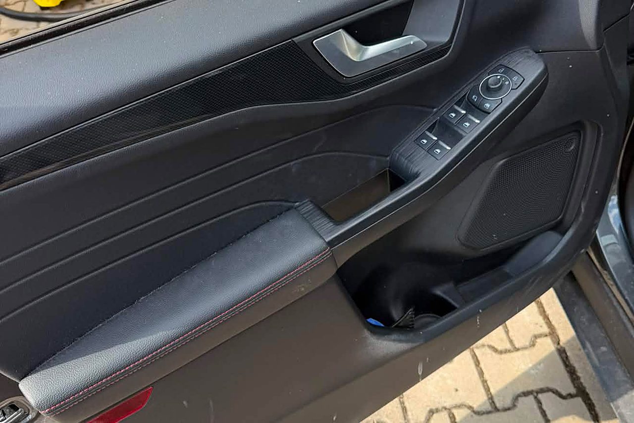 Dveře řidiče před detailingem: prach a šmouhy na výplni